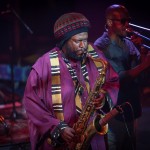 O Kamasi Washington επί σκηνής στο μεγάλο φινάλε του "Homeland"