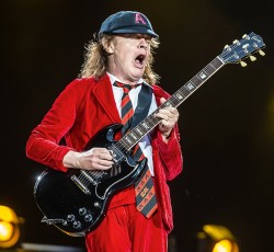 Angus Young: «Αυτά είναι το αγαπημένο μου και το χειρότερο τραγούδι των AC/DC αντίστοιχα» 