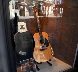 Επταψήφιο ποσό και πέντε ρεκόρ για την κιθάρα του Cobain από το MTV Unplugged 