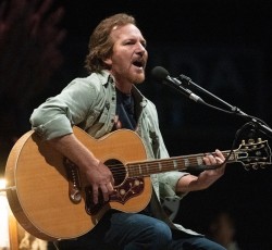 Ο Eddie Vedder διασκευάζει Bruce Springsteen 