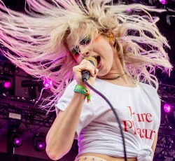 Η Hayley Williams διασκευάζει Bjork 