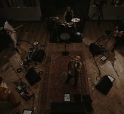 Οι Idles παίζουν ακυκλοφόρητο τραγούδι τους σε live stream εμφάνιση 