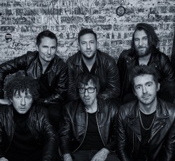 Ακούστε τη νέα διασκευή από το supergroup με μέλη των Muse, Blur, The Last Shadow Puppets, Jet κ.ά.