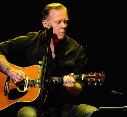 O James Hetfield διασκευάζει ακουστικά το "Turn The Page"