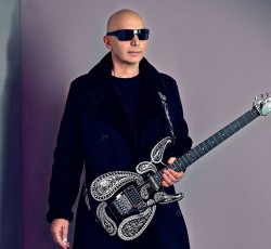 Joe Satriani: «Έκανα "tapping" στην κιθάρα πριν ακούσω τον Eddie Van Halen» 
