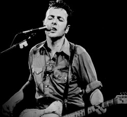 Bruce Springsteen, Josh Homme, Tom Morello, Jim Jarmusch κ.ά. τιμούν τον Joe Strummer