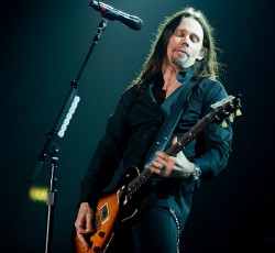 Myles Kennedy: «Οι Eddie Van Halen και Jimmy Page ήταν ο λόγος που έμαθα κιθάρα» 
