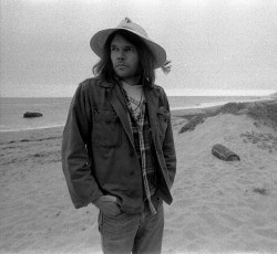 O Neil Young δίνει στη δημοσιότητα το περίφημο άλμπουμ του "Homegrown"