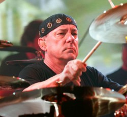 Chad Smith, Mike Portnoy, Taylor Hawkins κ.ά. σε συναυλία προς τιμήν του Neil Peart
