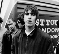 Δείτε τον Noel Gallagher να αναλύει κάθε κομμάτι του "(What's The Story) Morning Glory?"