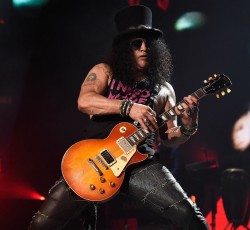 Slash: «Ευελπιστώ πως το 2021 θα κυκλοφορήσουμε νέα μουσική με τους Guns N' Roses»