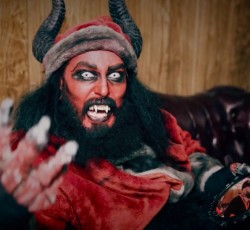 Ακούστε μια νέα hard rock εκδοχή του "All I Want For Christmas Is You"