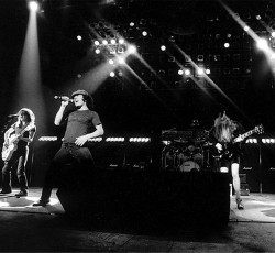 Οι AC/DC δημοσιεύουν σπάνιο οπτικοακουστικό υλικό με θέμα το "Back in Black" 