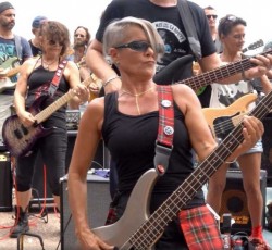Εκατό μουσικοί διασκευάζουν AC/DC σε τροπικό νησί του Ινδικού Ωκεανού