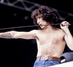 Fraternity: H μπάντα του Bon Scott πριν ενταχθεί στους AC/DC ανακοινώνει επετειακή συλλογή 