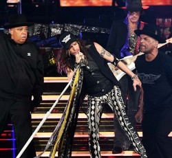 Grammys 2020: Οι Aerosmith «επανασυνδέονται» με τους Run-D.M.C για το "Walk This Way" 