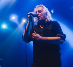 Γιάννης Αγγελάκας: «Ονειρεύοµαι να παίζω σε κόσµο, δεν έχω καµιά όρεξη να παίζω σε κάµερες...» 