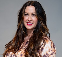 Alanis Morissette: «Σχεδόν κάθε γυναίκα στη μουσική βιομηχανία έχει υποστεί επίθεση, παρενόχληση ή βιασμό» 