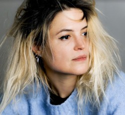 Πρώτη προσωπική δουλειά για την Alison Mosshart (The Kills, Dead Weather) 