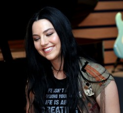 Amy Lee: «Πρέπει να ζούμε σε μια κοινωνία όπου είναι εντάξει να υπάρχουν διαφωνίες» 