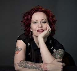 Πρώτο δείγμα από την δισκογραφική επιστροφή της Anneke Van Giersbergen 