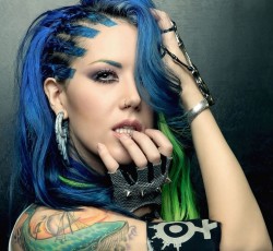 #TogetherAtHome: Δείτε την διαδικτυακή εμφάνιση των Alissa White Gluz και Gus G 