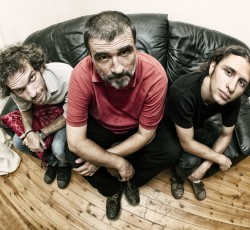 Το Baby Trio του Γιώργου Κοντραφούρη διασκευάζει AC/DC, Jimi Hendrix σε online συναυλία σήμερα το βράδυ 