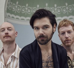 "Tiny Indoor Fireworks": Νέο single από τους Biffy Clyro 