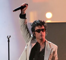 Ο Billie Joe Armstrong διασκευάζει Kim Wilde