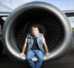 Ο Bruce Dickinson γίνεται… πιλότος της RAF 