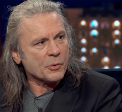 Ο Bruce Dickinson κράζει τους τραγουδιστές που χρησιμοποιούν autocue στα live τους 