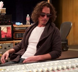Chris Cornell: Στη δημοσιότητα ο ακυκλοφόρητος δίσκος διασκευών του 