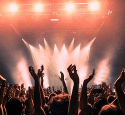 Διευκρινίσεις για τα 100 άτομα πλαφόν ζητά ο Πανελλήνιος Σύνδεσμος Διοργανωτών Πολιτιστικών Εκδηλώσεων 