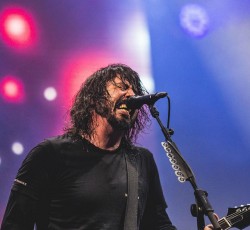 Dave Grohl: «Αν θελήσουμε, οι Foo Fighters θα μπορούσαν να μετατραπούν σε death metal μπάντα» 