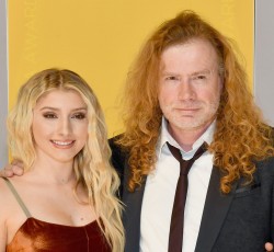 H κόρη του Dave Mustaine στην σκηνή των Megadeth  