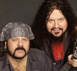 Σιδερένιος φράχτης στους τάφους των Dimebag Darrell και Vinnie Paul των Pantera 