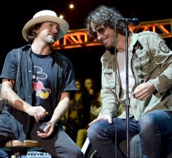 O Eddie Vedder ανοίγεται σχετικά με την απώλεια του Chris Cornell 