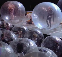 Οι Flaming Lips εμφανίζονται ζωντανά μέσα σε φουσκωτές πλαστικές μπάλες 