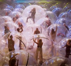 Flaming Lips: Διεξάγουν την πρώτη συναυλία με μπάντα και κοινό σε πλαστικές φούσκες 