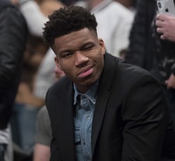 Ο… κιθαρίστας Γιάννης Αντετοκούνμπο παίζει Deep Purple (video) 