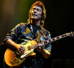 O Steve Hackett παίζει Genesis από το σπίτι του 