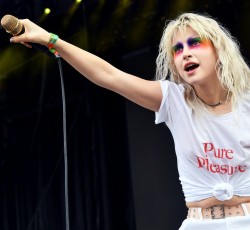Ακούστε το νέο σόλο single της frontwoman των Paramore, Hayley Williams 