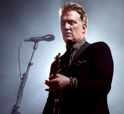Josh Homme και Sharon Van Etten διασκευάζουν Elvis Costello & The Attractions