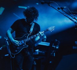 O Jack White αποτίει φόρο τιμής στον Eddie Van Halen στο SNL