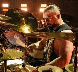 Ο John Dolmayan διασκευάζει Radiohead έχοντας στο πλευρό του M. Shadows και Tom Morello