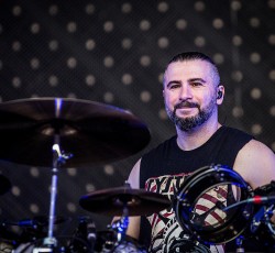 John Dolmayan: «Ο Tankian εκφράζει τον εαυτό του, όχι τους System Of A Down»