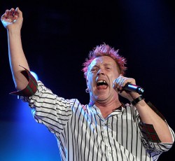 Ψύλλοι τσίμπησαν τον frontman των Sex Pistols 