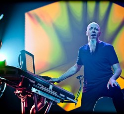 Ο Jordan Rudess στα keyboards των Deep Purple