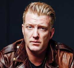 Ο Josh Homme παίζει Them Crooked Vultures
