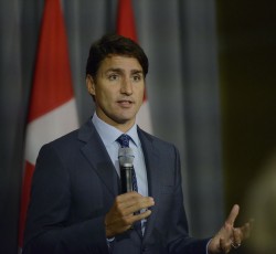 Ο Καναδός πρωθυπουργός, Justin Trudeau, αποδίδει φόρο τιμής στον Neil Peart